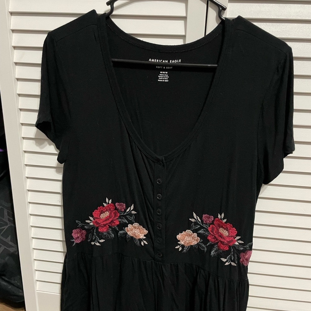 American Eagle! size Medium! Flower details on black💐